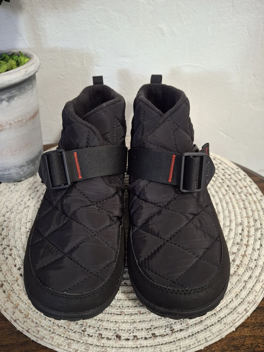 Men's Chaco Ramble Puff Quilted Ankle Shoes in Black with Red Accent Size 10.